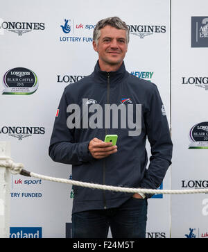 11 settembre 2015, Blair Atholl, Scozia. Karim Florent Laghouag [fra] orologi compagno di squadra Nicolas Touzaint [fra] Radijague equitazione durante la loro prova di dressage dal settore media il secondo giorno. Il Longines FEI European Eventing Championships 2015 Castello di Blair. Credito: Stephen Bartolomeo/Alamy Live News Foto Stock