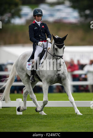 11 settembre 2015, Blair Atholl, Scozia. Francesco Whittington [GBR] equitazione facile bersaglio in azione durante la loro prova di dressage il secondo giorno. Francesco sta facendo il suo senior team debutto per la Gran Bretagna. Il Longines FEI European Eventing Championships 2015 Castello di Blair. Credito: Stephen Bartolomeo/Alamy Live News Foto Stock