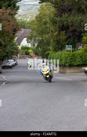 Motociclisti di polizia con luci blu lampeggiante sulla fase 6 del tour della Gran Bretagna 2015 Matlock Derbyshire Regno Unito Foto Stock