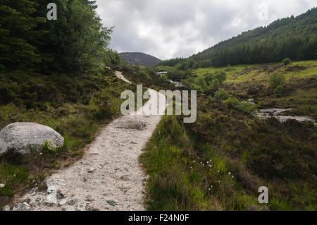 Il sentiero fino a Nord Glen Sannox verso Coire nan ceum e Caisteal Abhail sull'isola di Arran, Scozia Foto Stock