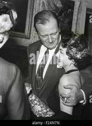 JOHN WAYNE (1907-1979) Noi attore di cinema con la moglie Pilar circa 1967 Foto Stock