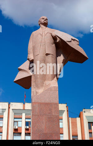 Statua di Vladimir Lenin davanti al Parlamento transnistriana edificio, Tiraspol, Transnistria, Repubblica di Moldavia, Europa Foto Stock