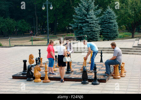 I giovani a giocare a scacchi in Cattedrale Park, Chisinau, Moldavia Foto Stock