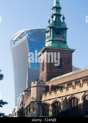 Tutti Hallows dalla torre chiesa e walkie talkie grattacielo City di Londra Inghilterra REGNO UNITO Foto Stock