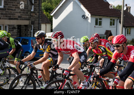 Lotto Soudal cavaliere André Greipel condivide una barzelletta con il suo compagno di squadra sul palco 6 del tour della Gran Bretagna 2015 Matlock Derbyshire Regno Unito Foto Stock