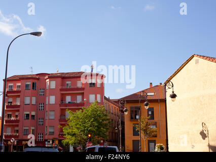 Uomo al lavoro su un tetto, Leon Foto Stock