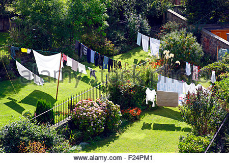 Linea di lavaggio asciugabiancheria, nel sobborgo di back giardini Foto Stock