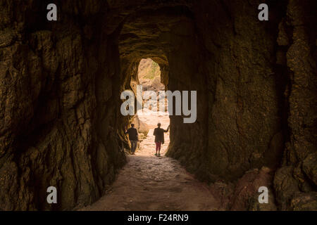 I turisti check out la grotta nascosta utilizzata per le riprese in Poldark Foto Stock