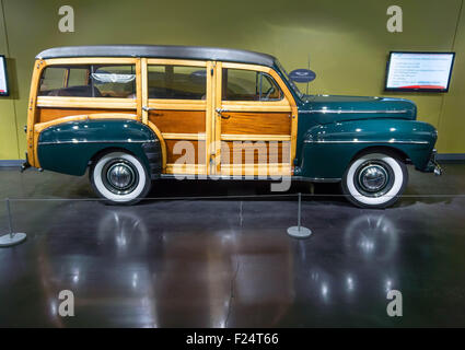 1947 Ford Super Deluxe Woodie Station Wagon, sul display all'American Car Museum, Tacoma, Washington. Il 9 maggio, 2015. Foto Stock