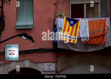 Un estelada (catalano independentist flag) pende da un balcone di Barcellona. Foto Stock
