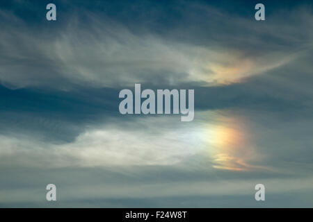 Cambs, nello Yorkshire, Regno Unito. Undicesimo Sep, 2015. Meteo: Sundog o parhelion arcobaleno al tramonto su Saltburn; causato dalla luce del sole che splende attraverso i cristalli di ghiaccio in alto livello. Credito: Alan Dawson News/Alamy Live News Foto Stock