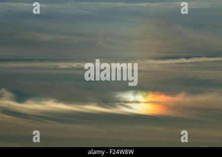 Cambs, nello Yorkshire, Regno Unito. Undicesimo Sep, 2015. Meteo: Sundog o parhelion arcobaleno al tramonto su Saltburn; causato dalla luce del sole che splende attraverso i cristalli di ghiaccio in alto livello. Credito: Alan Dawson News/Alamy Live News Foto Stock