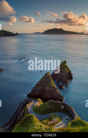 Tramonto sulla strada ventosa a Dunquin Harbour, a Dunquin, nella contea di Kerry, Repubblica di Irlanda Foto Stock