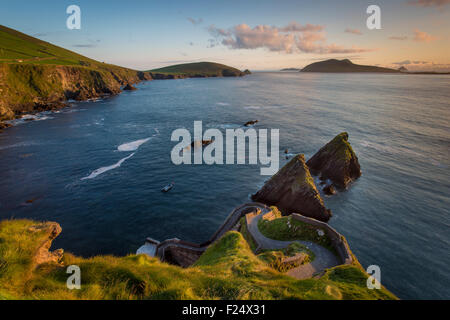 Tramonto sulla strada ventosa a Dunquin Harbour, a Dunquin, nella contea di Kerry, Repubblica di Irlanda Foto Stock