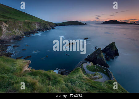 Twilight su strada ventosa a Dunquin Harbour, a Dunquin, nella contea di Kerry, Repubblica di Irlanda Foto Stock