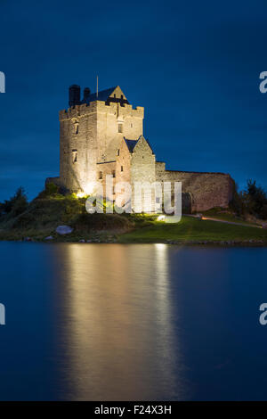 Twilight oltre al Dunguaire Castle (b. Xvi secolo) vicino a Kinvara, nella contea di Galway, Repubblica di Irlanda Foto Stock