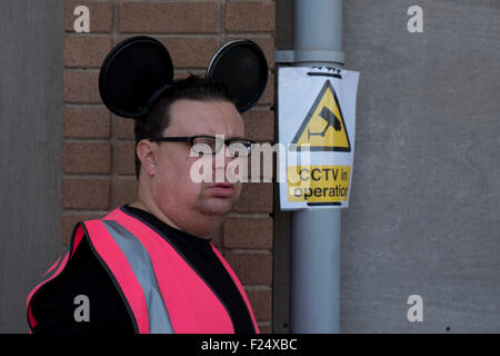 Un helper Dismaland in Banksy Dismaland del parco a tema Foto Stock