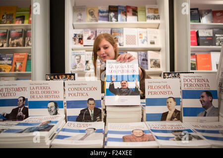 Buenos Aires, Argentina. Undicesimo Sep, 2015. Un dipendente dispone di libri in un padiglione durante la settima edizione del peronista Fiera del libro il Museo Evita a Buenos Aires, Argentina, il 7 settembre 11, 2015. © Martin Zabala/Xinhua/Alamy Live News Foto Stock