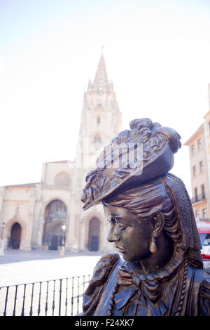 La Regenta, statua in bronzo nella città di Oviedo - ASTURIAS, Spagna Foto Stock