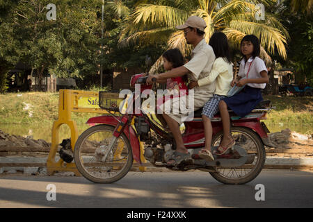 Famiglia in scooter Foto Stock