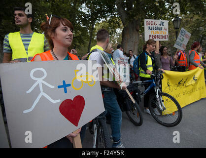 Zagabria, Croazia. Undicesimo Sep, 2015. I ciclisti di partecipare in una protesta presso il centro cittadino di Zagabria, la capitale della Croazia, Sett. 11, 2015. Più di mille persone hanno preso a strade a Zagabria per protestare contro la polizia repressione sulla ciclisti e più impegnative escursioni in bicicletta le infrastrutture. Credito: Miso Lisanin/Xinhua/Alamy Live News Foto Stock