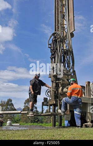 Personale che lavora un impianto di perforazione per la ricerca di acqua del foro, Westland Foto Stock