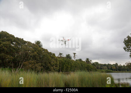 Un flying drone con una sospensione cardanica e fotocamera collegata. Foto Stock