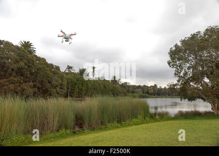 Un flying drone con una sospensione cardanica e fotocamera collegata. Foto Stock