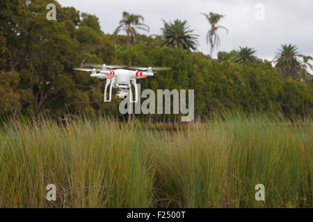 Un flying drone con una sospensione cardanica e fotocamera collegata. Foto Stock