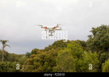 Un flying drone con una sospensione cardanica e fotocamera collegata. Foto Stock