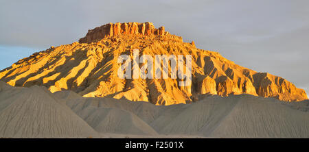 La STARK paesaggio della Factory Butte Recreation Area in Luna Mesa lungo l'Autostrada 24 tra Hanksville e Capitol Reef in Utah Foto Stock