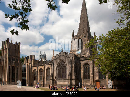 San Pietro e di san Paolo la cattedrale di Sheffield, gente seduta sul prato su una giornata d'estate Foto Stock