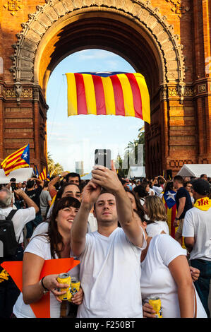 Barcellona , la Catalogna, Spagna . Undicesimo Sep, 2015. Via Lliure la repubblica catalana , indipendenza mobilitazione organizzata dall'Assemblea Nacional Catalana mi Òmnium culturale Giorno Nazionale della Catalogna . L'indipendenza manifestazione convocata centinaia di migliaia di persone a Barcellona Avenida Meridiana Credito: Cisco Pelay / Alamy Live News Foto Stock