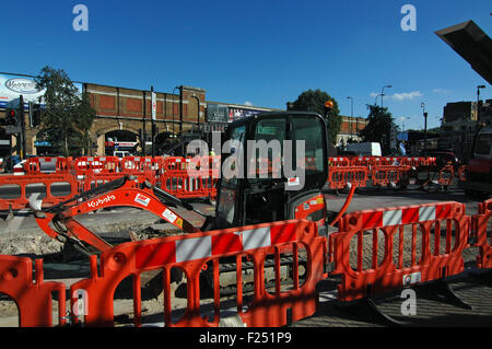 Londra, Regno Unito. Decimo Sep, 2015. Gravi disagi a Vauxhall cross tra stazione di Vauxhall e la MI6 edificio 85 Vauxhall croce come si continua a lavorare su London Mayor Boris Johnson ciclo della superstrada di corsia del ciclo di progetto. Credito: JOHNNY ARMSTEAD/Alamy Live News Foto Stock