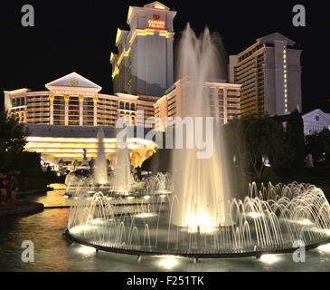 Scene lungo la striscia di Las Vegas di fronte al famoso Caesars Palace a Las Vegas, Nevada Foto Stock