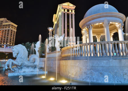 Scene lungo la striscia di Las Vegas di fronte al famoso Caesars Palace a Las Vegas, Nevada Foto Stock