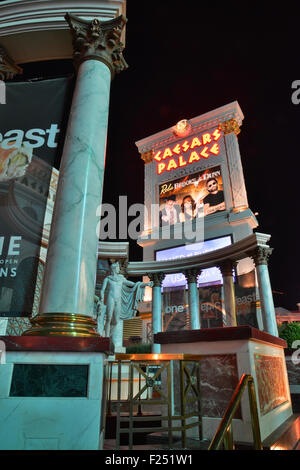 Scene lungo la striscia di Las Vegas di fronte al famoso Caesars Palace a Las Vegas, Nevada Foto Stock