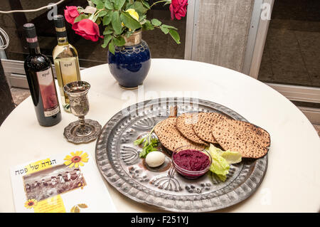 Tradizionale piatto rituale per il seder pasquale a Kibbutz Ashdot Yaacov, Israele Foto Stock