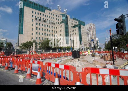 Londra, Regno Unito. Decimo Sep, 2015. Gravi disagi a Vauxhall cross tra stazione di Vauxhall e la MI6 edificio 85 Vauxhall croce come si continua a lavorare su London Mayor Boris Johnson ciclo della superstrada di corsia del ciclo di progetto. Credito: JOHNNY ARMSTEAD/Alamy Live News Foto Stock