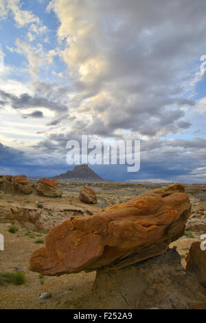 La STARK paesaggio della Factory Butte Recreation Area in Luna Mesa lungo l'Autostrada 24 tra Hanksville e Capitol Reef in Utah Foto Stock