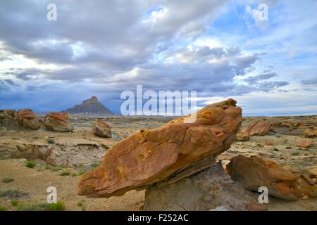 La STARK paesaggio della Factory Butte Recreation Area in Luna Mesa lungo l'Autostrada 24 tra Hanksville e Capitol Reef in Utah Foto Stock