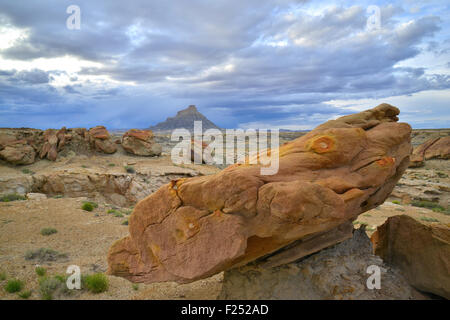 La STARK paesaggio della Factory Butte Recreation Area in Luna Mesa lungo l'Autostrada 24 tra Hanksville e Capitol Reef in Utah Foto Stock