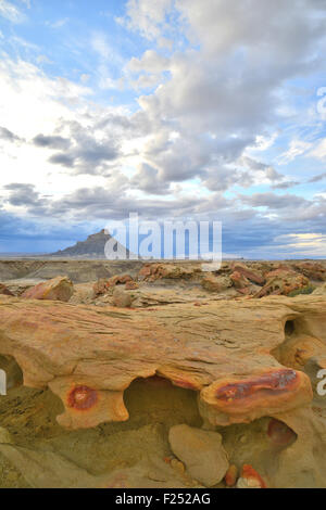 La STARK paesaggio della Factory Butte Recreation Area in Luna Mesa lungo l'Autostrada 24 tra Hanksville e Capitol Reef in Utah Foto Stock