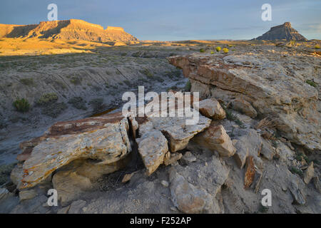 La STARK paesaggio della Factory Butte Recreation Area in Luna Mesa lungo l'Autostrada 24 tra Hanksville e Capitol Reef in Utah Foto Stock