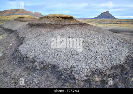 La STARK paesaggio della Factory Butte Recreation Area in Luna Mesa lungo l'Autostrada 24 tra Hanksville e Capitol Reef in Utah Foto Stock