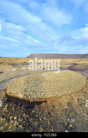 La STARK paesaggio della Factory Butte Recreation Area in Luna Mesa lungo l'Autostrada 24 tra Hanksville e Capitol Reef in Utah Foto Stock