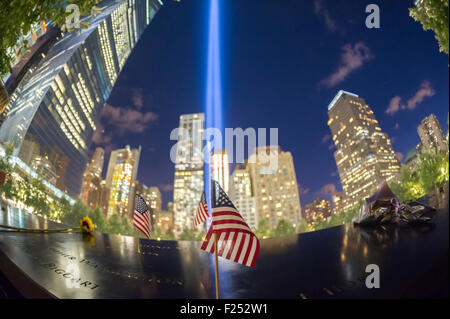 New York, New York, Stati Uniti d'America. Undicesimo Sep, 2015. Il Tributo in luce splende su 9/11 Memorial a New York il 11 settembre 2015 PER IL XIV ANNIVERSARIO DELL'11 settembre 2001 attacchi terroristici. Credito: Richard Levine/Alamy Live News Foto Stock