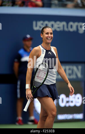 Flushing Meadows, New York, Regno Unito. Undicesimo Sep, 2015. Flavia Penetta dell'Italia dopo la sconfitta di Simona Halep della Romania nella loro semifinale partita presso l'U.S. Aperto in Flushing Meadows, New York nel pomeriggio di settembre 11th, 2015. Penetta ha vinto la partita 6-1, 6-3. Credito: Adam Stoltman/Alamy Live News Foto Stock