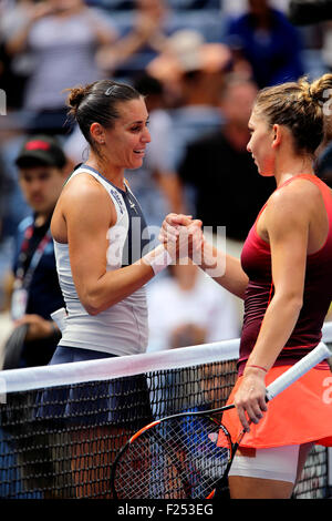 Flushing Meadows, New York, Regno Unito. Undicesimo Sep, 2015. Flavia Penetta dell'Italia dopo la sconfitta di Simona Halep della Romania nella loro semifinale partita presso l'U.S. Aperto in Flushing Meadows, New York nel pomeriggio di settembre 11th, 2015. Penetta ha vinto la partita 6-1, 6-3. Credito: Adam Stoltman/Alamy Live News Foto Stock