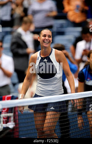 Flushing Meadows, New York, Regno Unito. Undicesimo Sep, 2015. Flavia Penetta dell'Italia dopo la sconfitta di Simona Halep della Romania nella loro semifinale partita presso l'U.S. Aperto in Flushing Meadows, New York nel pomeriggio di settembre 11th, 2015. Penetta ha vinto la partita 6-1, 6-3. Credito: Adam Stoltman/Alamy Live News Foto Stock